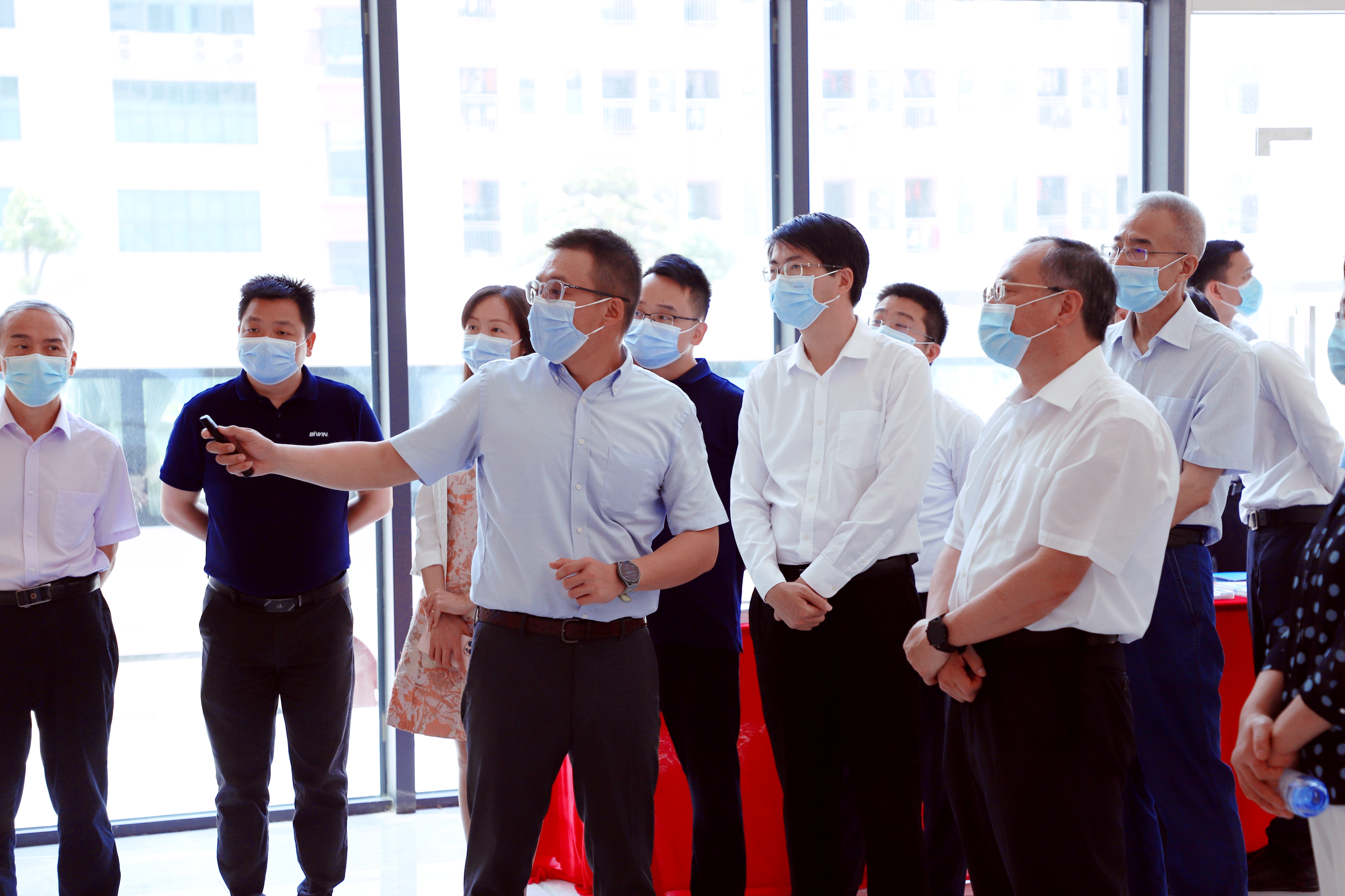 省政協副主席袁寶成一行調研惠州佰維存儲，公司董事長孫成思、CEO何瀚、惠州佰維常務副總經理丁合華陪同調研